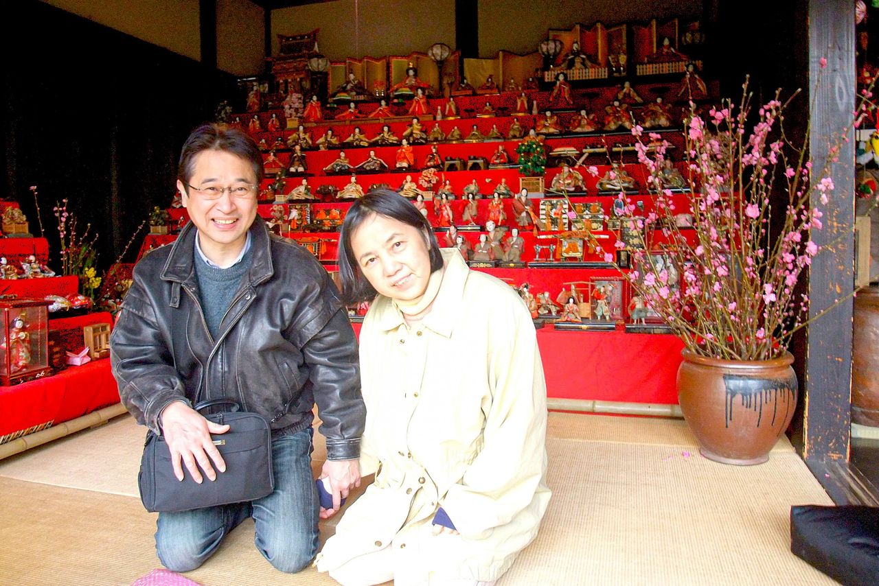 Mitsuhashi Yoshihiro et Yoshie lors d'un festival des poupées, l’une de leurs rares sorties hors de l'hôpital où était admise Yoshie. Photo prise le 3 mars 2011. (© Mitsuhashi Yoshihiro)