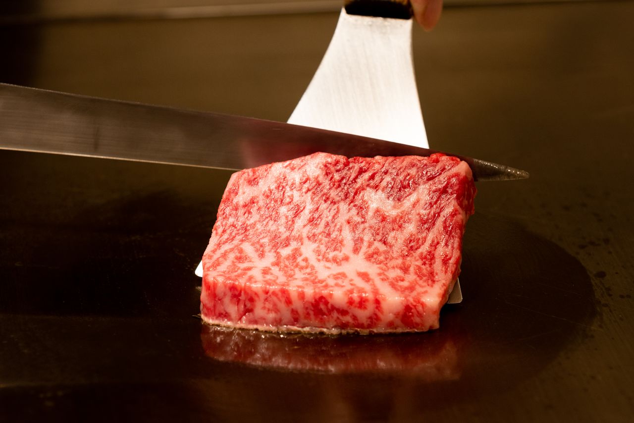 Un morceau de bœuf de Kobe persillé mis à cuire sur une plaque chauffante. (Avec l’aimable autorisation de l’Office de tourisme de Kobe)