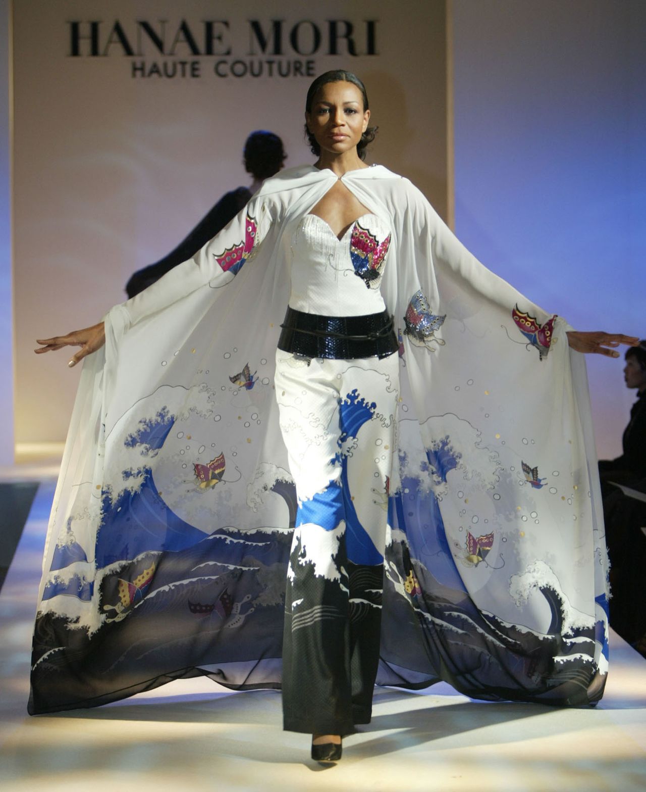 Robe ornée d’un motif de papillons survolant une grande vague évoquant une estampe de Hokusai, présentée lors de la collection haute couture printemps-été 2003, en février 2003. (Reuters)