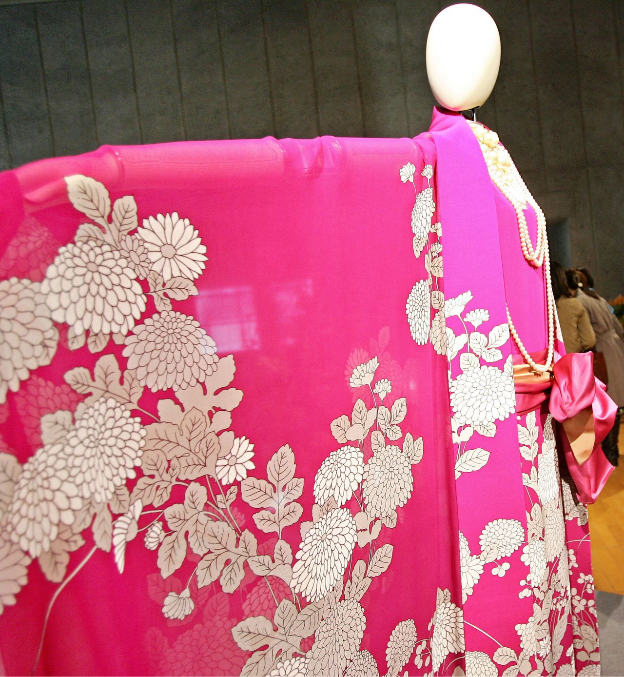 Le « pyjama-robe aux chrysanthèmes », l’une des créations emblématiques de Mori Hanae (1966). Photo prise en 2006 à Tokyo (AFP-Jiji)