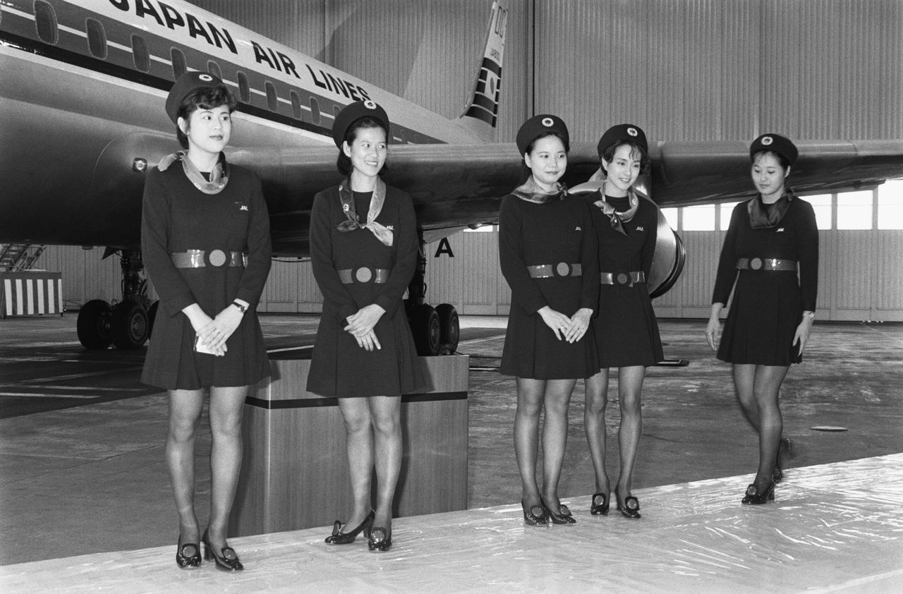 Uniforme des hôtesses de l’air de Japan Airlines porté de 1970 à 1977. (Jiji)