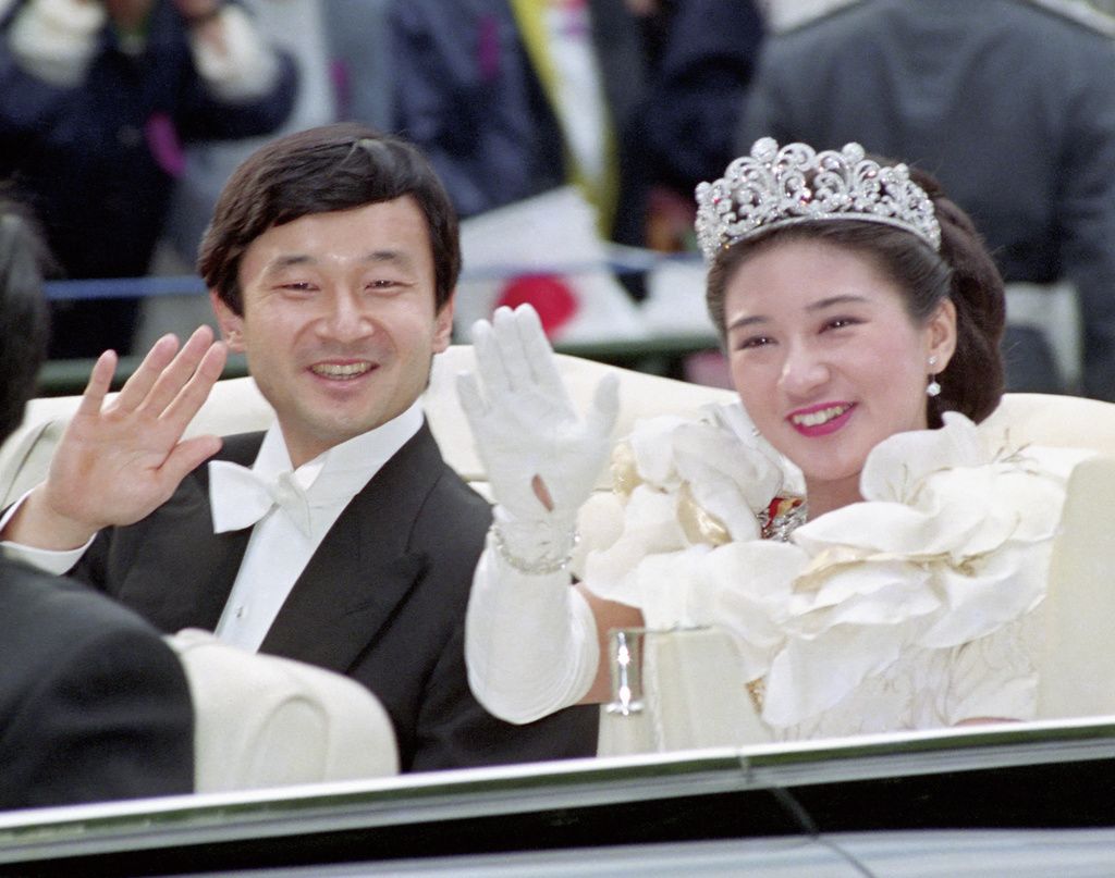 La princesse héritière Masako et le prince héritier Naruhito saluant la foule lors de leur parade de mariage à Tokyo en juin 1993. (Kyôdô)