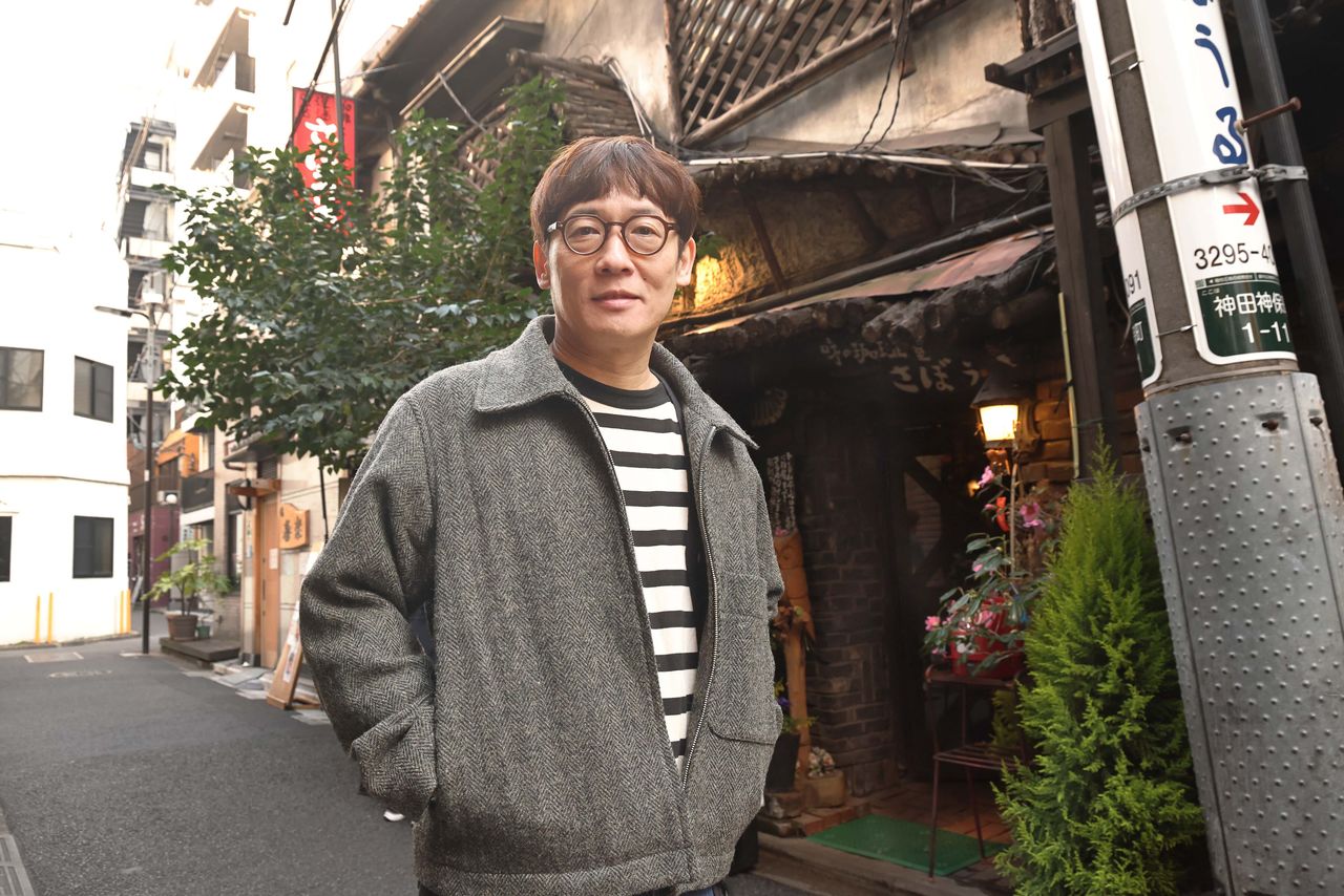 Yagisawa Satoshi devant Sabouru, le café emblématique de Jinbôchô, vieux de 71 ans.