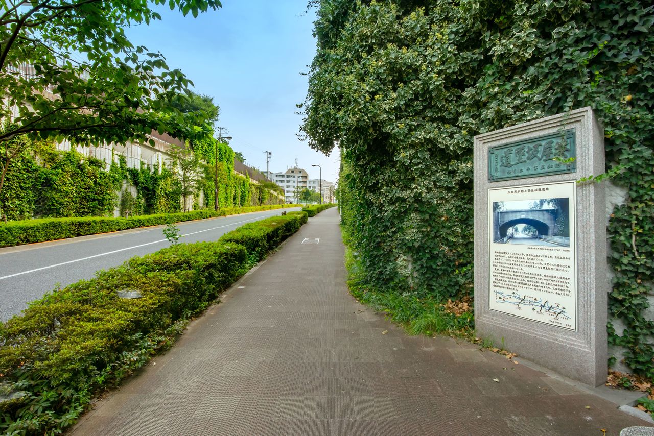 Monument commémorant les vestiges du canal de Mita. (Pixta)