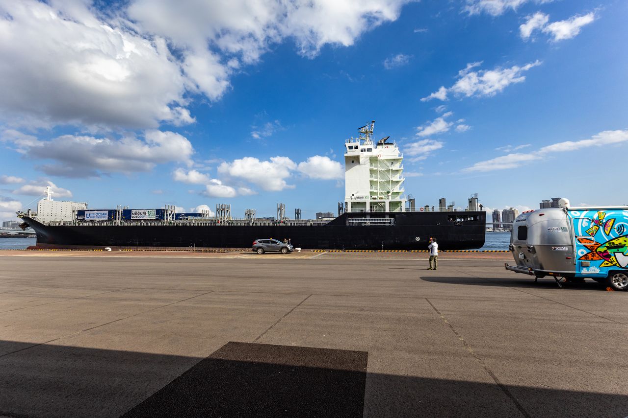 Le porte-conteneurs Genbu, affecté à une ligne régulière, mesure 134,9 mètres de long. À droite, le centre mobile d’exploitation de flotte, monté sur remorque.