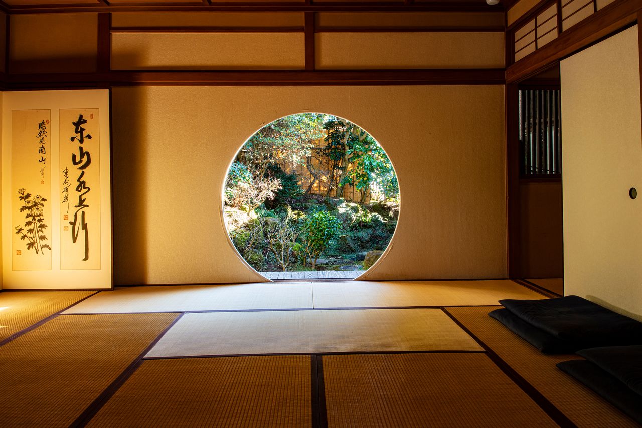 Les fenêtres donnent sur la salle de méditation du temple. La vue est absolument magnifique. (© Harada Hiroshi)