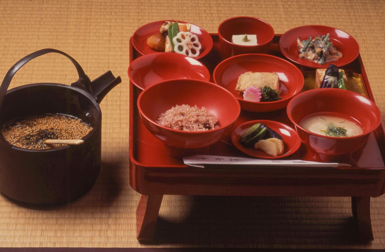 Le plateau yotsugashira, servi avec une soupe froide (© Harada Hiroshi)