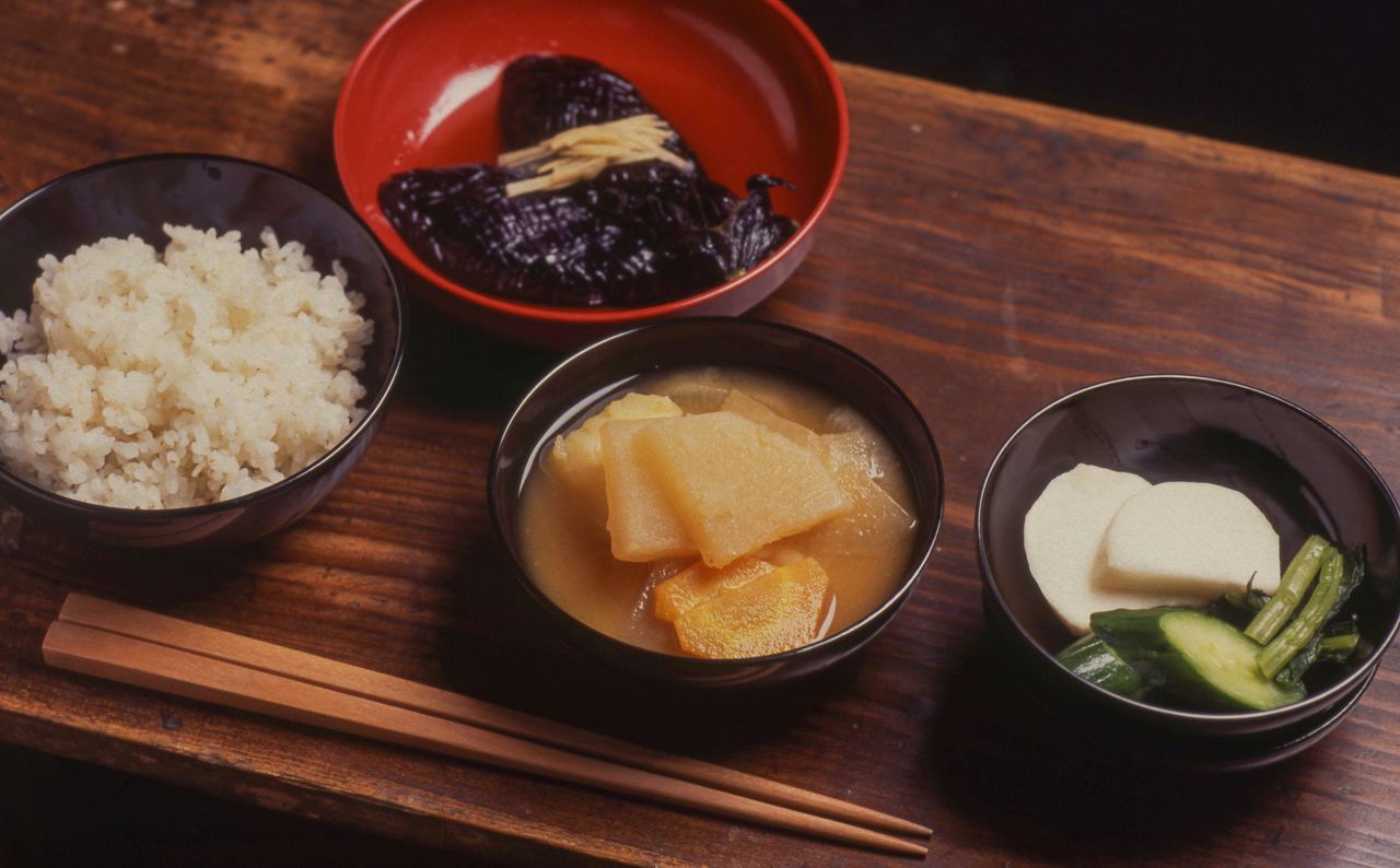 Un déjeuner : du riz cuisiné avec de l’orge, des aubergines frites et une soupe miso avec du radis blanc daikon et pickles. (© Harada Hiroshi)