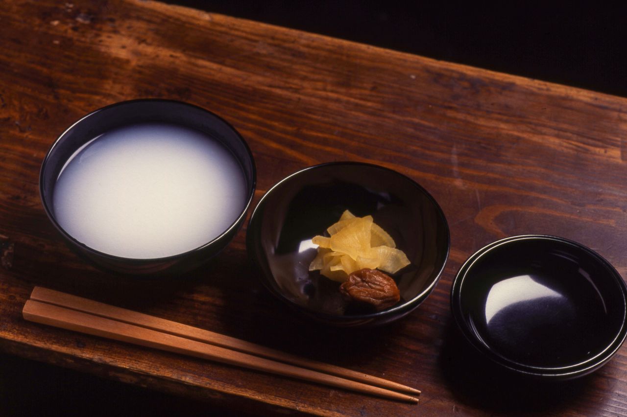 Un petit-déjeuner typique : bouillie de riz nature, takuan et umeboshi. Les moines apportent leurs propres couverts et récipients pour le repas. (© Harada Hiroshi)