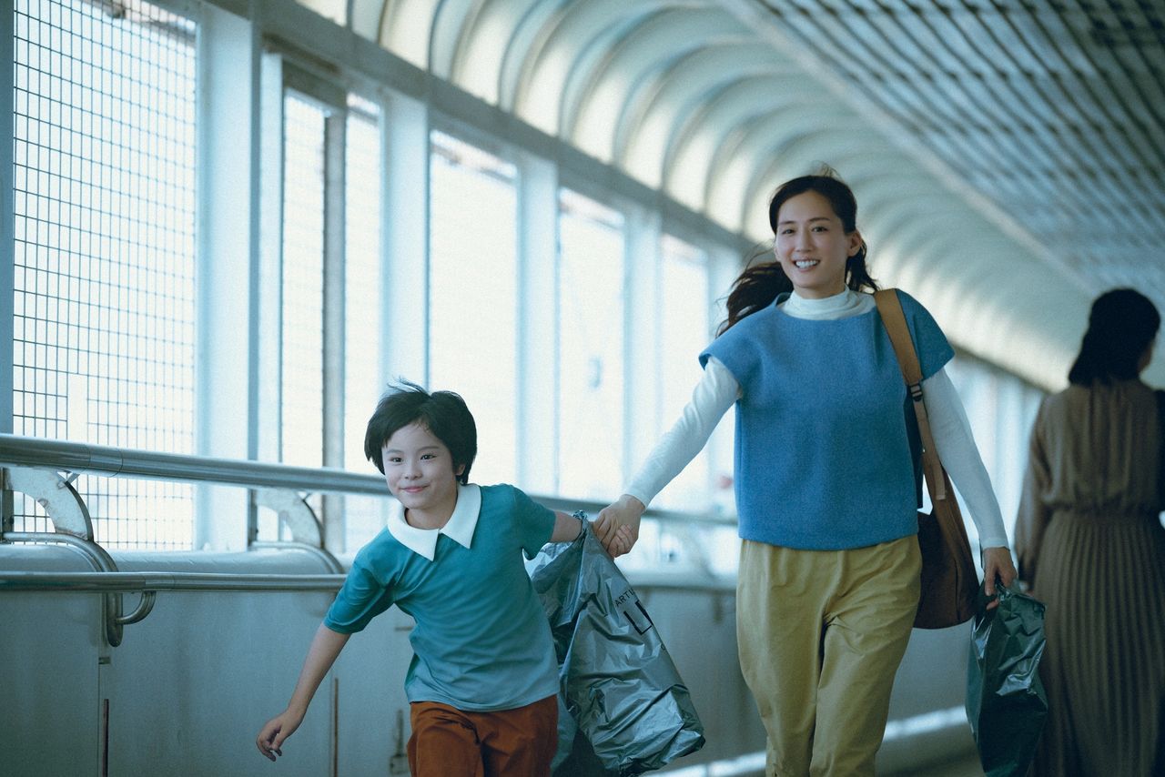 L’arrivée de « Kakeru » bouleverse progressivement l’équilibre du couple. (© 2026 Fuji Television/Gaga/Tôhô/Aoi Pro)