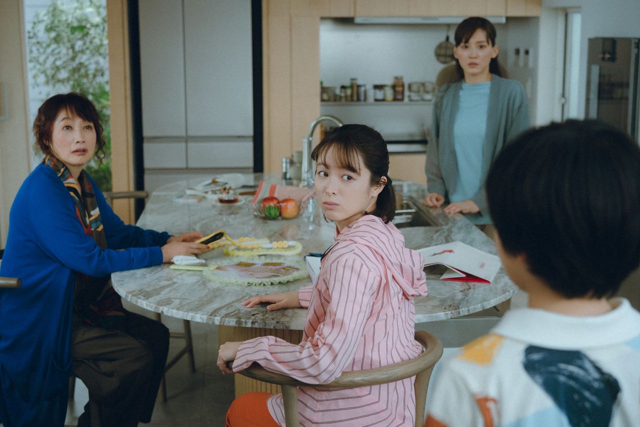 La mère d’Otone (Yo Kimiko), à gauche, et sa sœur (Seino Nana), au centre. Les relations difficiles qu’Otone entretient avec sa mère pèsent lourdement sur sa vie. (© 2026 Fuji Television/Gaga/Tôhô/Aoi Pro)