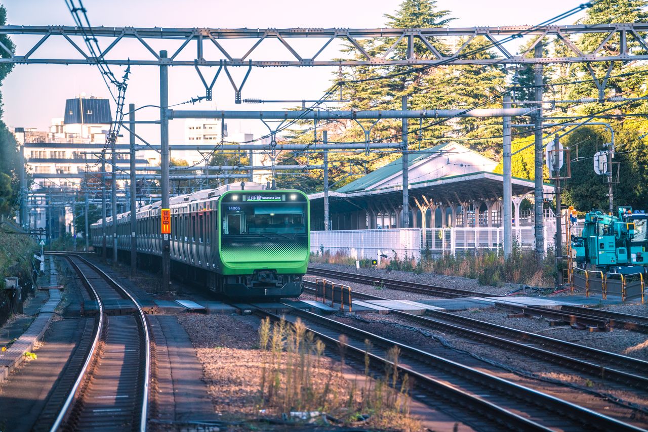 La ligne Yamanote et le quai impérial (Pixta)