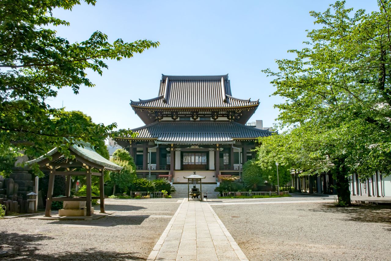 À l’écart de l’artère principale d’Omotesandô se dresse discrètement un temple annexe du Zenkô-ji. (Pixta)