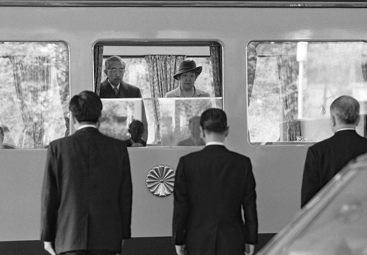 Leurs Majestés l’empereur et l’impératrice quittant la gare de Harajuku pour aller se reposer à la résidence impériale de Suzaki, à Shimoda, dans la préfecture de Shizuoka. Photo prise le 10 mars 1977. (Jiji)