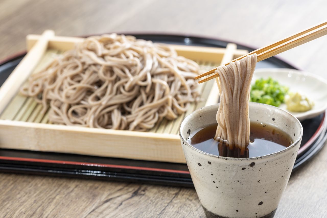 Mori soba accompagnés d’un bol de mentsuyu (PhotoAC)