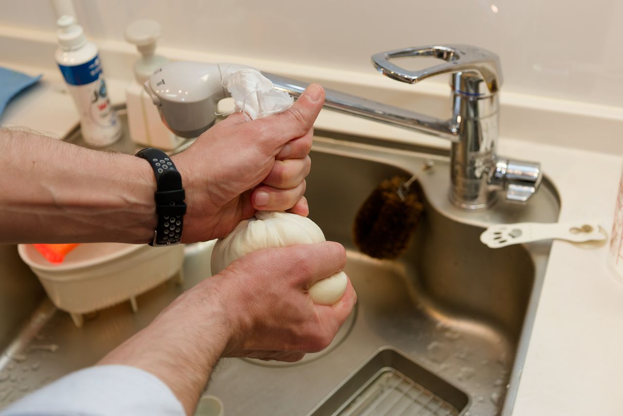 Pressez bien le tofu pour en extraire l’humidité. (© Nomura Kazuyuki)