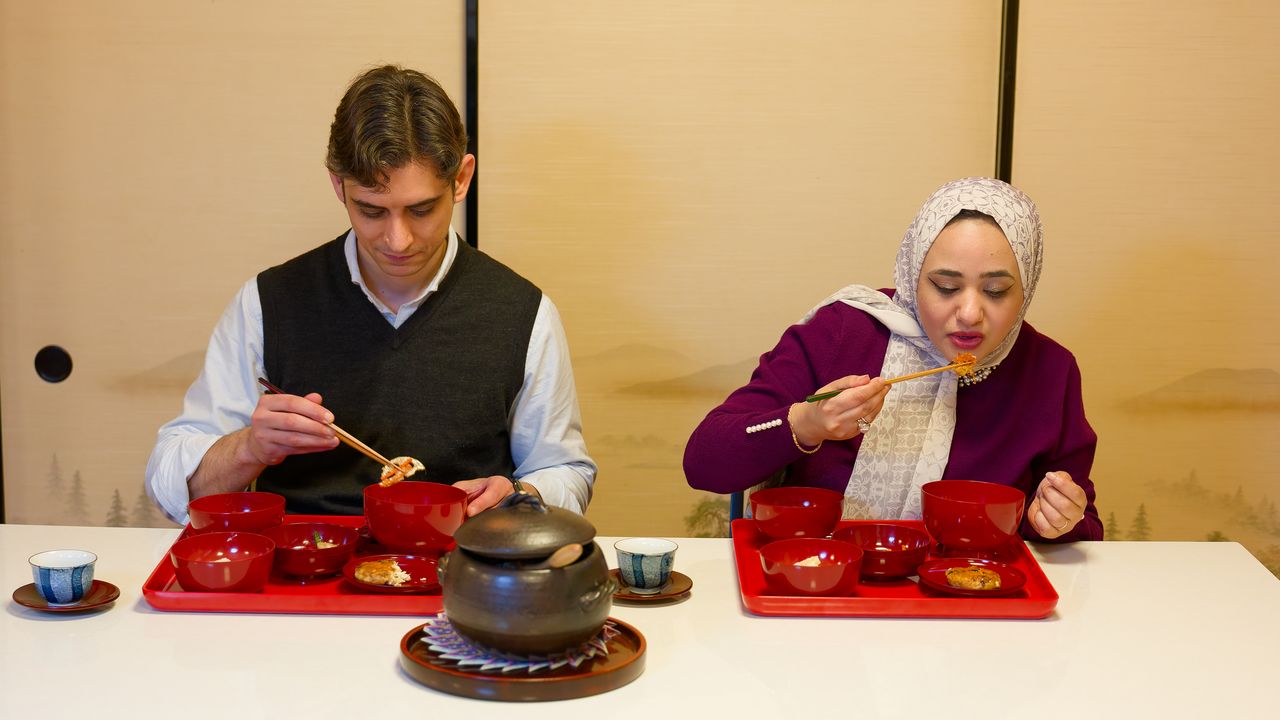 Après avoir préparé le repas, place à la dégustation dans une atmopshère paisible. (© Nomura Kazuyuki).