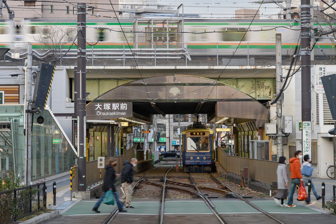 L’arrêt Ôtsuka-ekimae du Tokyo Sakura Tram sous les voies surélevées de JR. (Pixta)