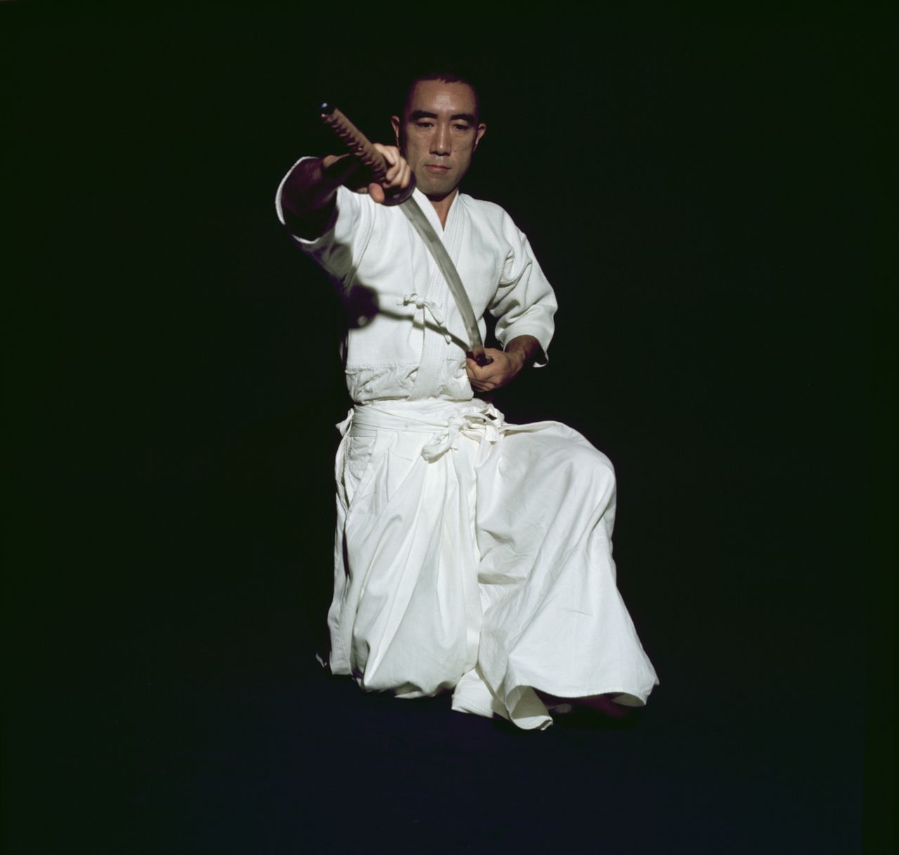 Mishima Yukio en train de dégainer le sabre suivant les règles de l'iaidô, le 3 juillet 1970. (Jiji Press)