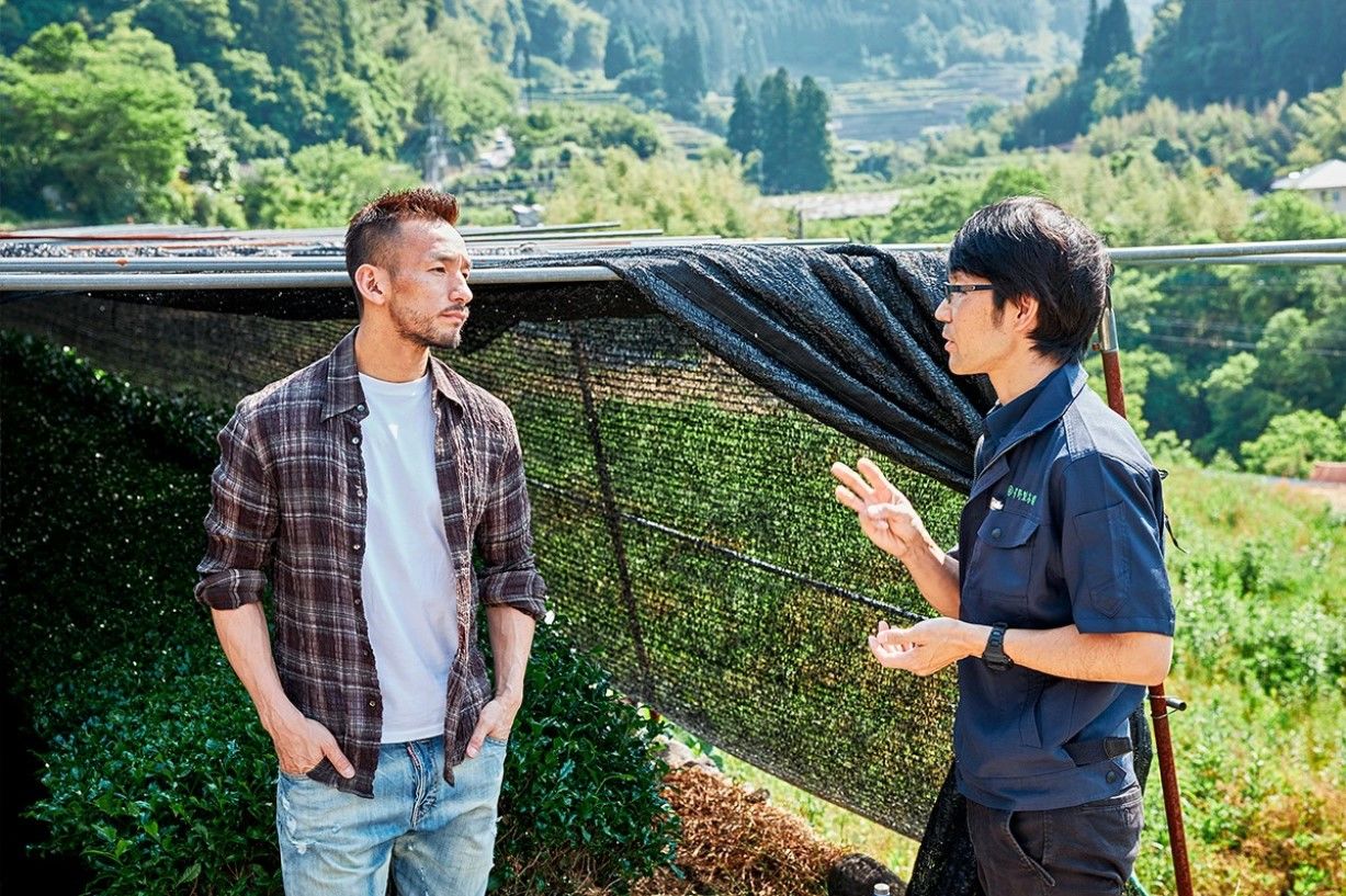 Nakata Hidetoshi (à gauche), discute avec un responsable de la production de thé (photo NIHONMONO)