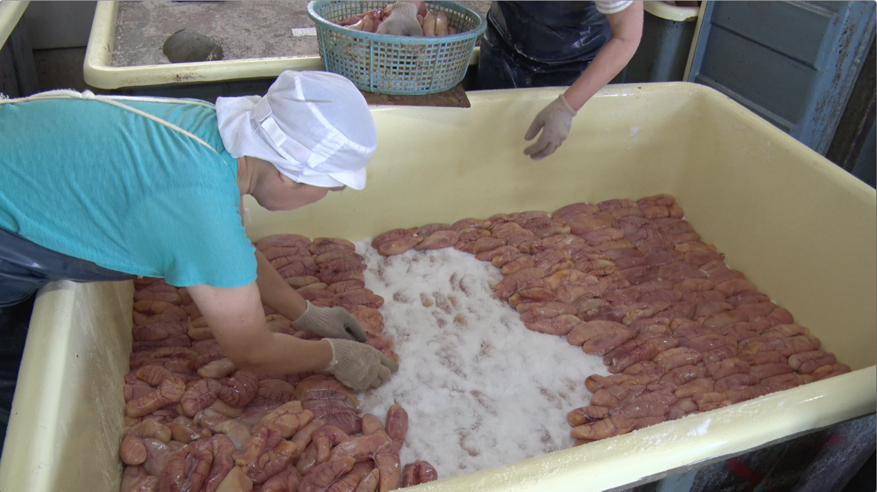 Dans un plat régional de la préfecture d'Ishikawa les ovaires du fugu sont marinés dans du son de riz. La consommation n’en est autorisée qu’après fermentation dans du sel et du son pendant plus de trois ans. (© Gun Fish Film Partners)