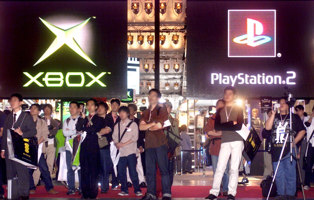 Les participants observent les démonstrations des nouveaux jeux pour Xbox et PS2 lors du TGS 2001 d'automne. (Reuters)