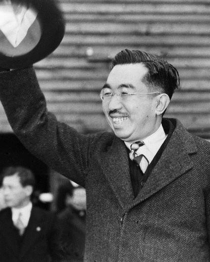 Après avoir publié sa déclaration d'humanité, l'empereur Shôwa a voyagé à travers le Japon pour rencontrer et parler avec son peuple, en commençant par la préfecture de Kanagawa en février 1946. (© Jiji)