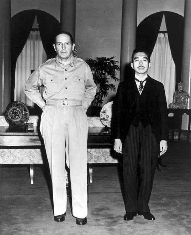 La première rencontre entre l'empereur Shôwa et le général MacArthur a eu lieu à l'ambassade des États-Unis à Tokyo, le 27 septembre 1945.