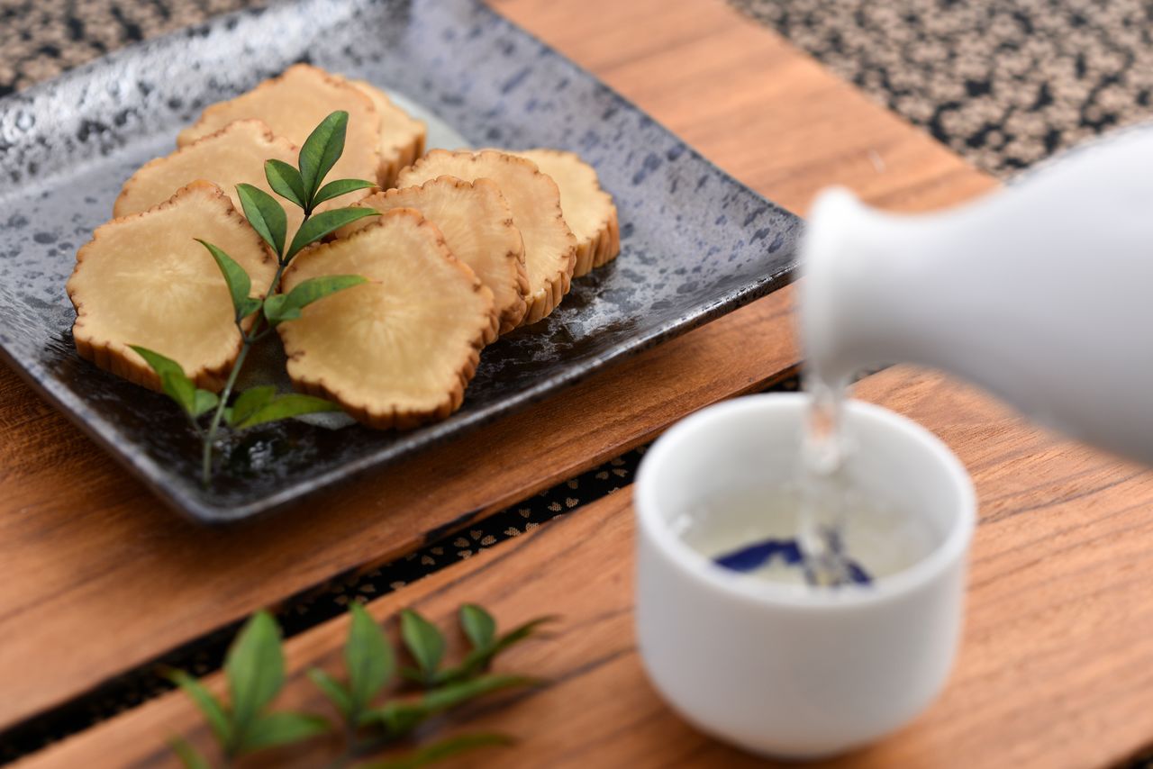 L'iburigakko est un plat traditionnel croquant et à la saveur fumée unique. (© Pixta)