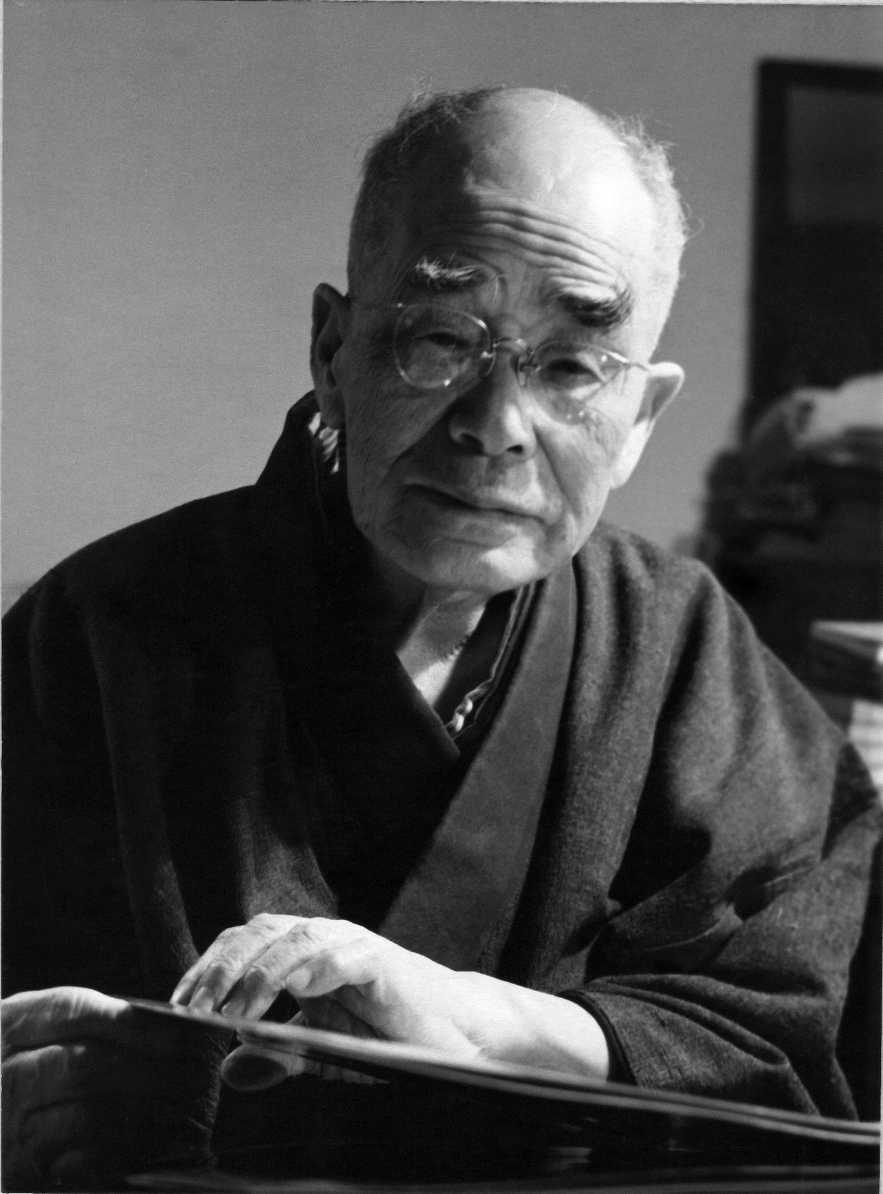 Suzuki Daisetsu effectuant des recherches à Kamakura à la fin des années 1950 (image : D.T. Suzuki Museum)