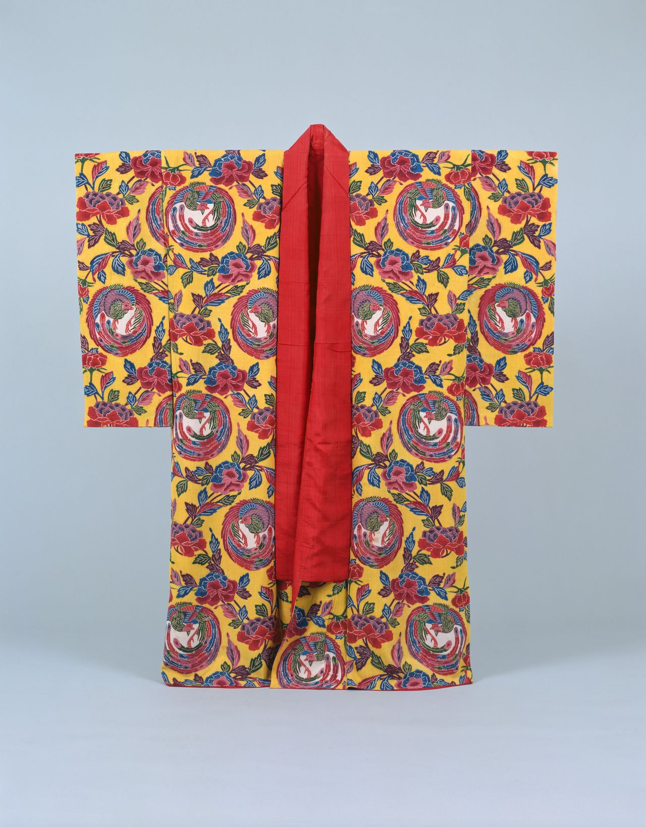 Kimono bingata en crêpe de soie doublée à motifs de phénix et de pivoines. Il était destiné à être porté par les garçons de la classe dominante avant la cérémonie de passage à l’âge adulte. Le jaune vif est à base d’orpiment, un minéral toxique contenant du sulfure et utilisé comme colorant. (Collection du Musée historique de la ville de Naha).