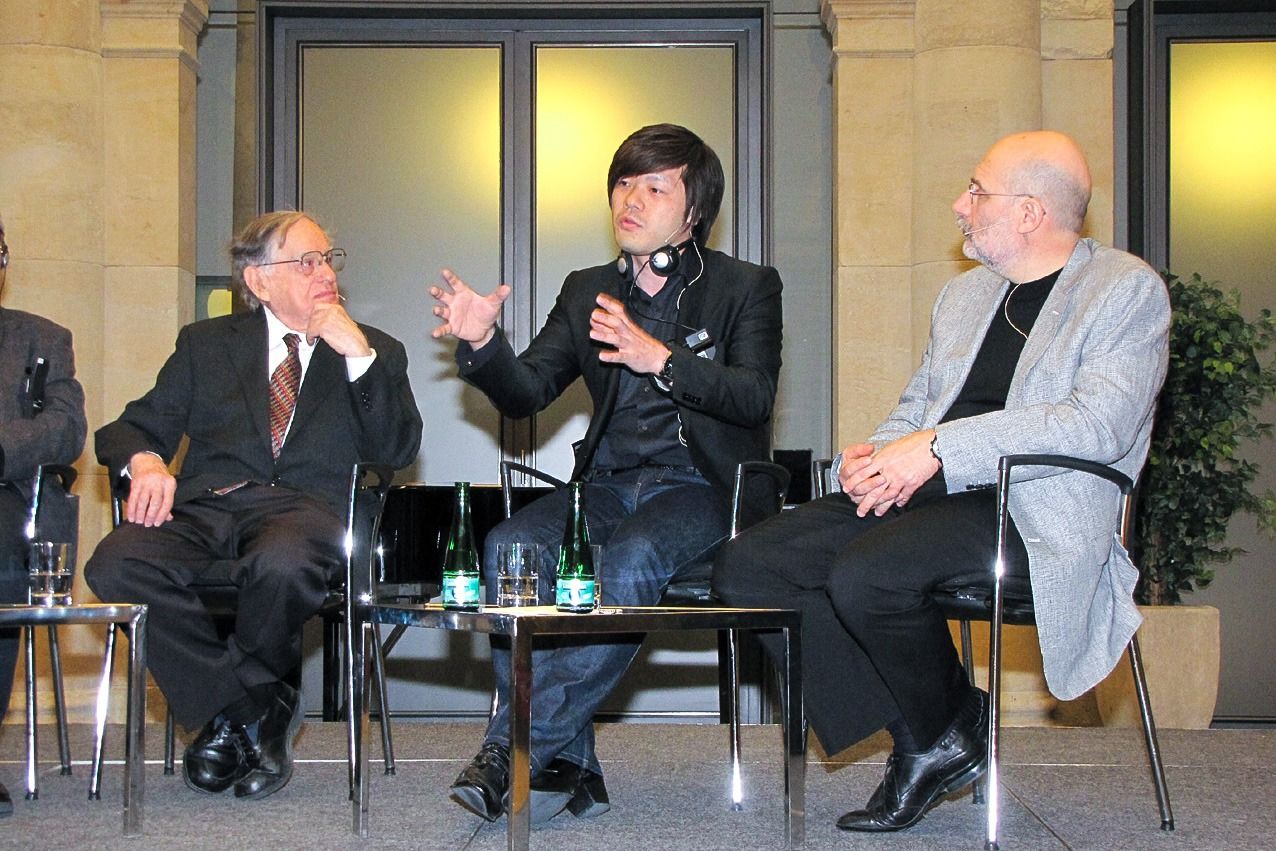 (De gauche à droite) Donald Keene (1922-2019), Hirano Keiichirô (né en 1975) et l’écrivain russe Boris Akounine (né en 1956) en 2010, lors de la table ronde qui a clôturé la première session du colloque organisé à Berlin par l’Académie des sciences de Berlin-Brandebourg (BBAW), l’Université libre de Berlin (FUB) et le Centre nippo-allemand de Berlin (JDZB), à l’occasion du quarantième anniversaire de la mort de Mishima Yukio. (© Hijiya Shûji)