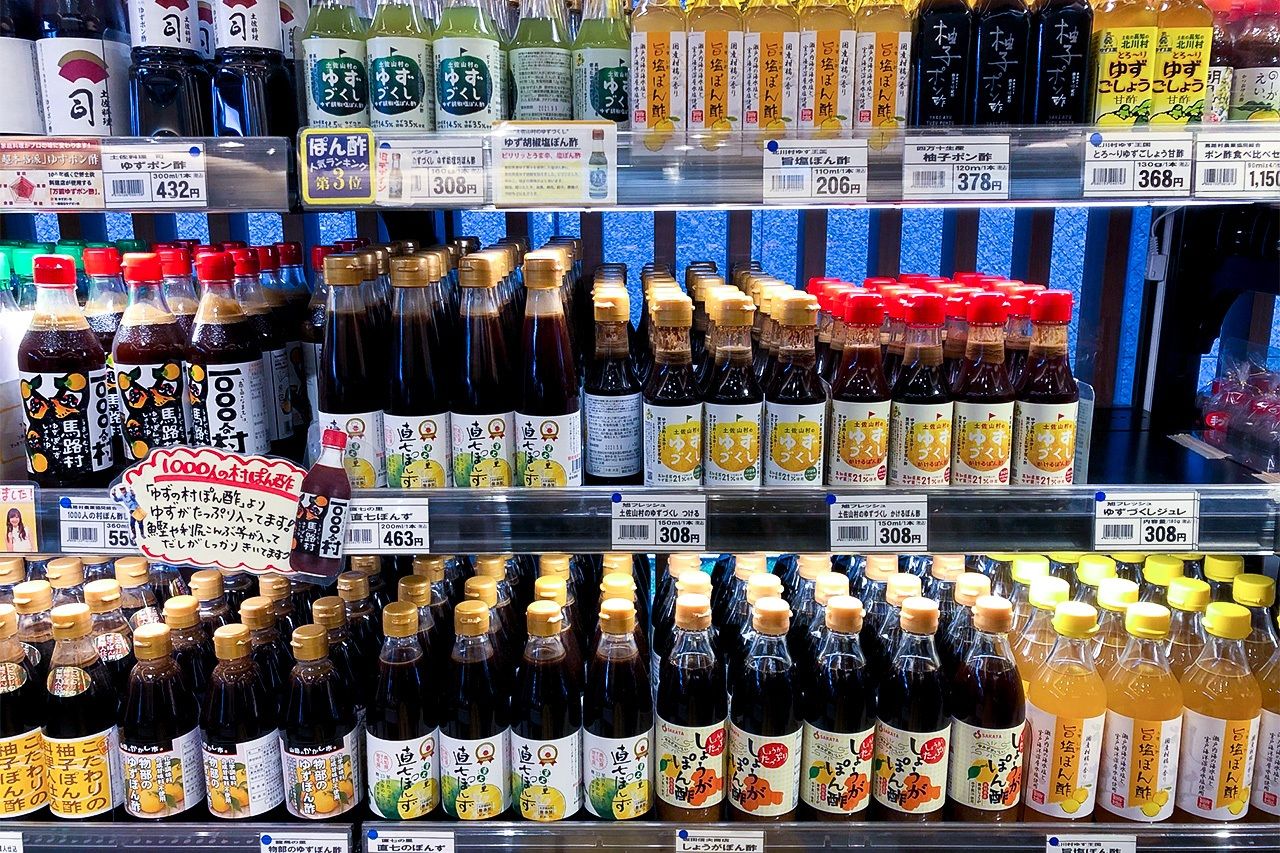 Des rayons de supermarché proposant différentes variétés de ponzu : yuzu, naoshichi, gingembre et sel (© Nippon.com)