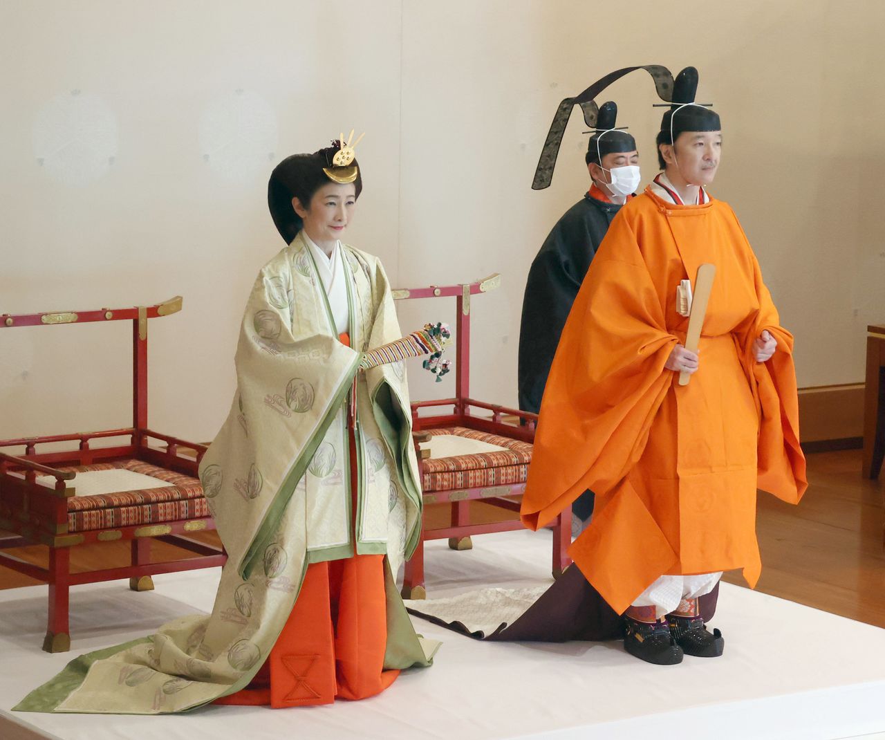 Le couple princier d’Akishino durant la cérémonie de proclamation du prince héritier, le 8 novembre 2020 dans la salle des pins du palais impérial (photo de pool, Jiji)