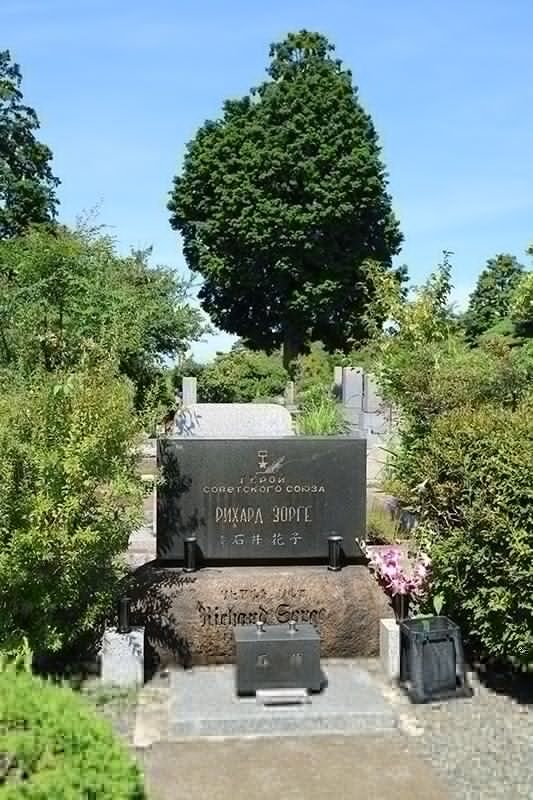 Tombe de Sorge au cimetière de Tama. 