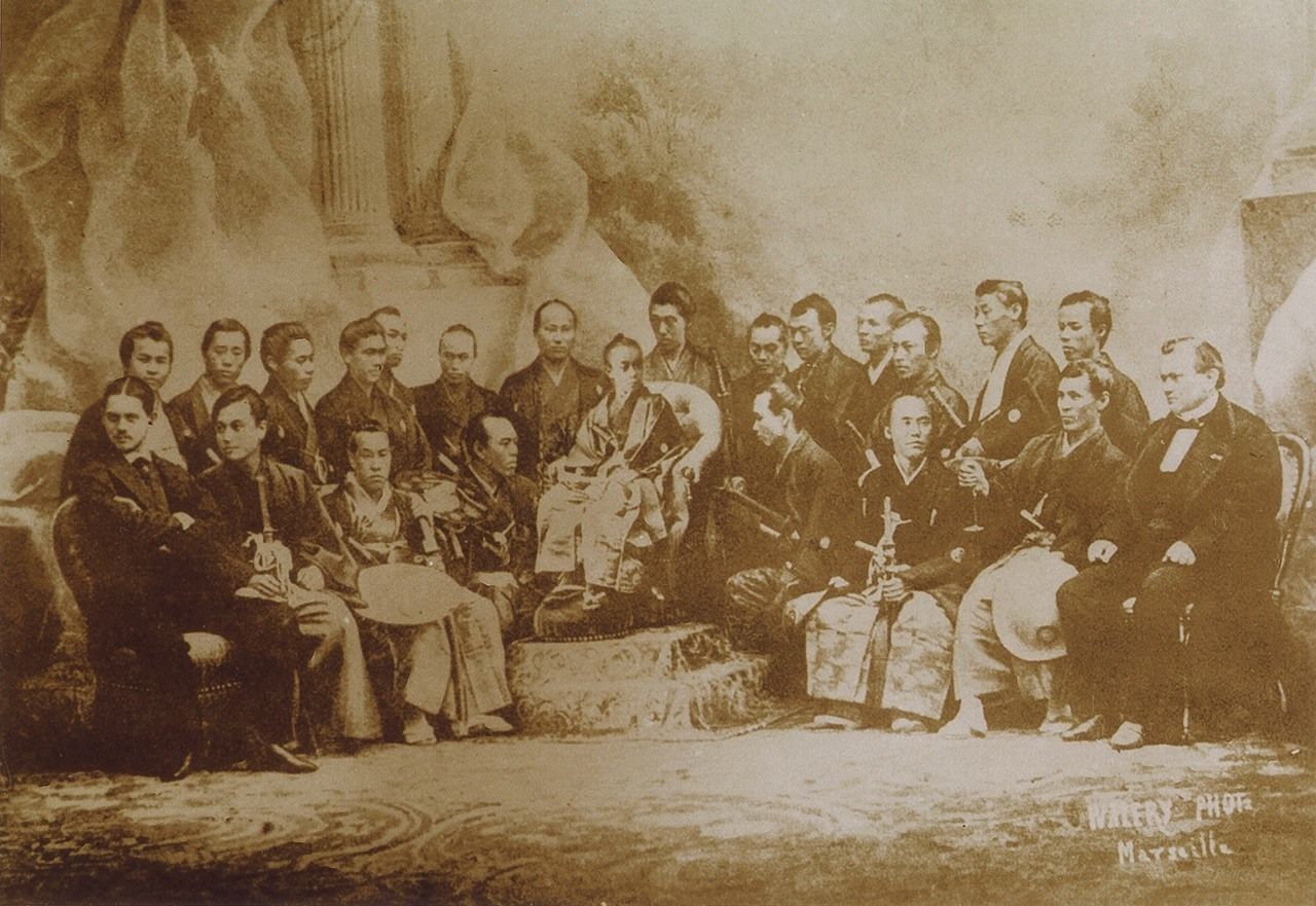 Le groupe qui s’est rendu à l’Exposition internationale de Paris de 1867. Shibusawa Eiichi se trouve au bout à gauche de la rangée du fond. (Avec l’aimable autorisation du Musée commémoratif Shibusawa Eiichi, Kita, Tokyo)