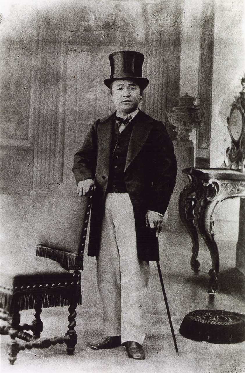 En Europe, Shibusawa coupa le chignon de son chonmage et commença à s’habiller à l’occidentale. (Avec l’aimable autorisation du Musée commémoratif Shibusawa, Kita, Tokyo)