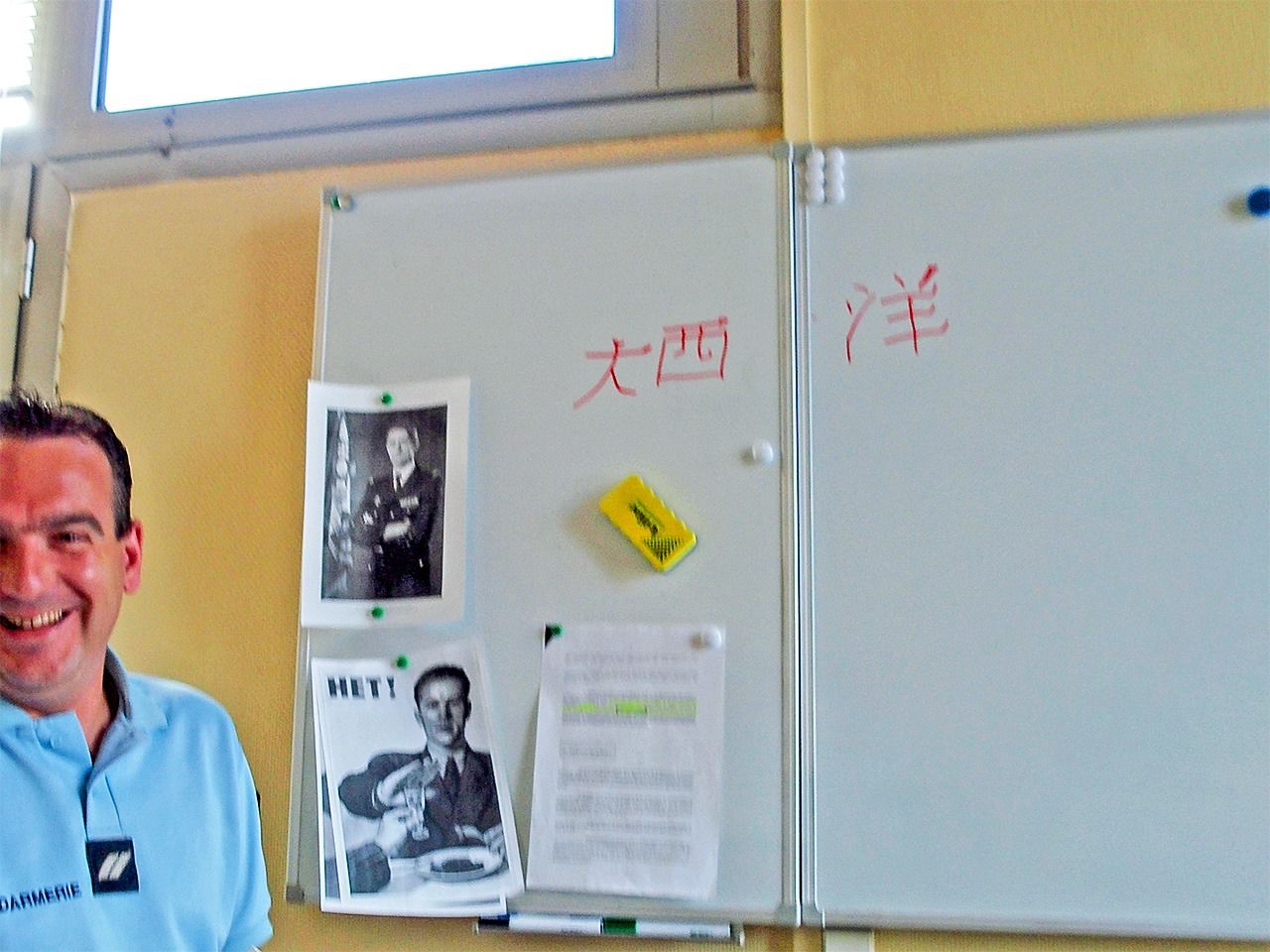 Un policier français qui a fait son possible pour l’encourager après le vol de ses affaires en France en 2015, en écrivant « océan Atlantique » en japonais au tableau blanc.