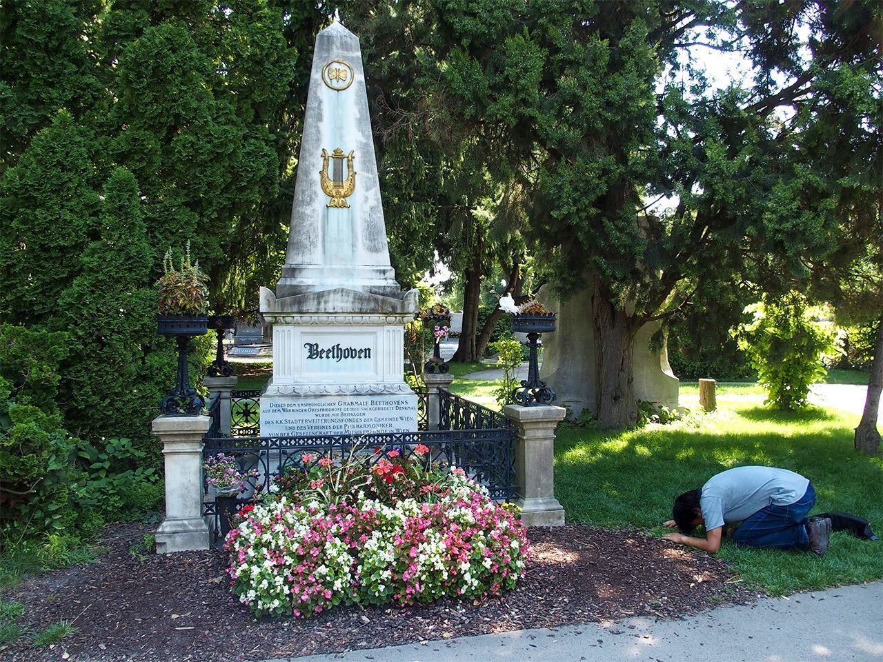 Kajipon en est à sa sixième visite de la tombe de Beethoven