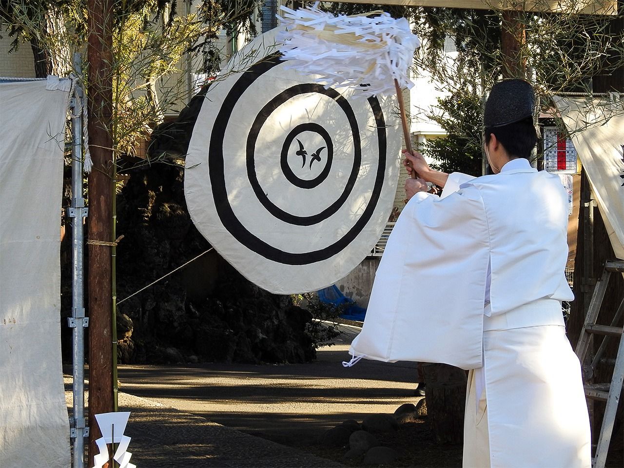 Pendant le festival obisha-matsuri, à la mi-janvier, un prêtre devant une cible ornée d’un corbeau.