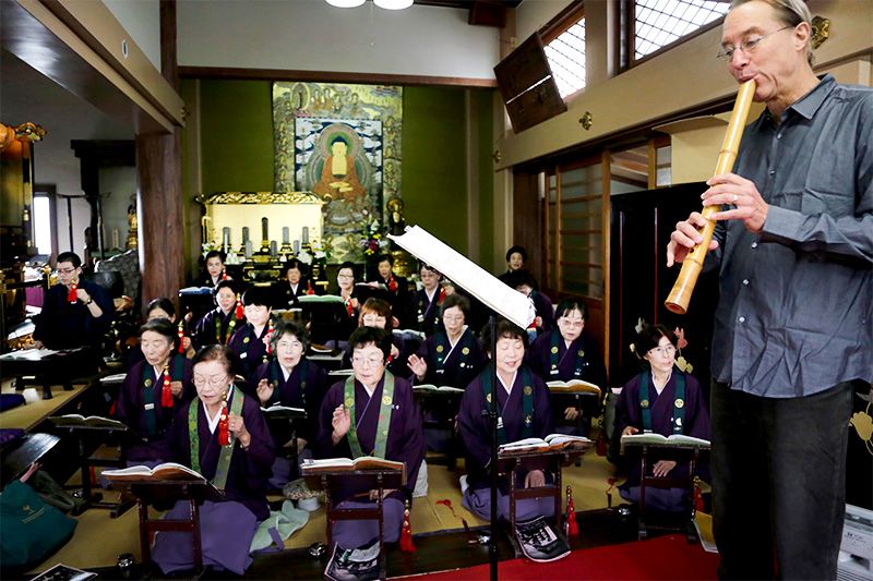 Chœur de fidèles au temple Munôji chantant des hymnes bouddhistes, accompagnés par Bruce Huebner au shakuhachi.