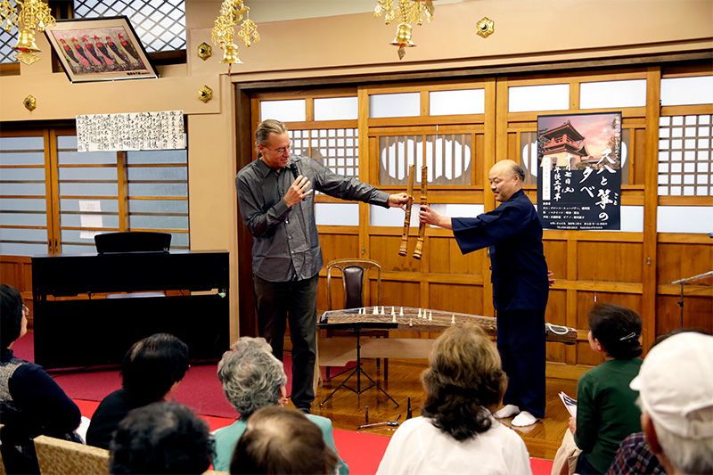 Tachibana Ryômei, lui aussi joueur de shakuhachi, et Bruce Huebner expliquent les différentes caractéristiques de l’instrument aux membres du public.