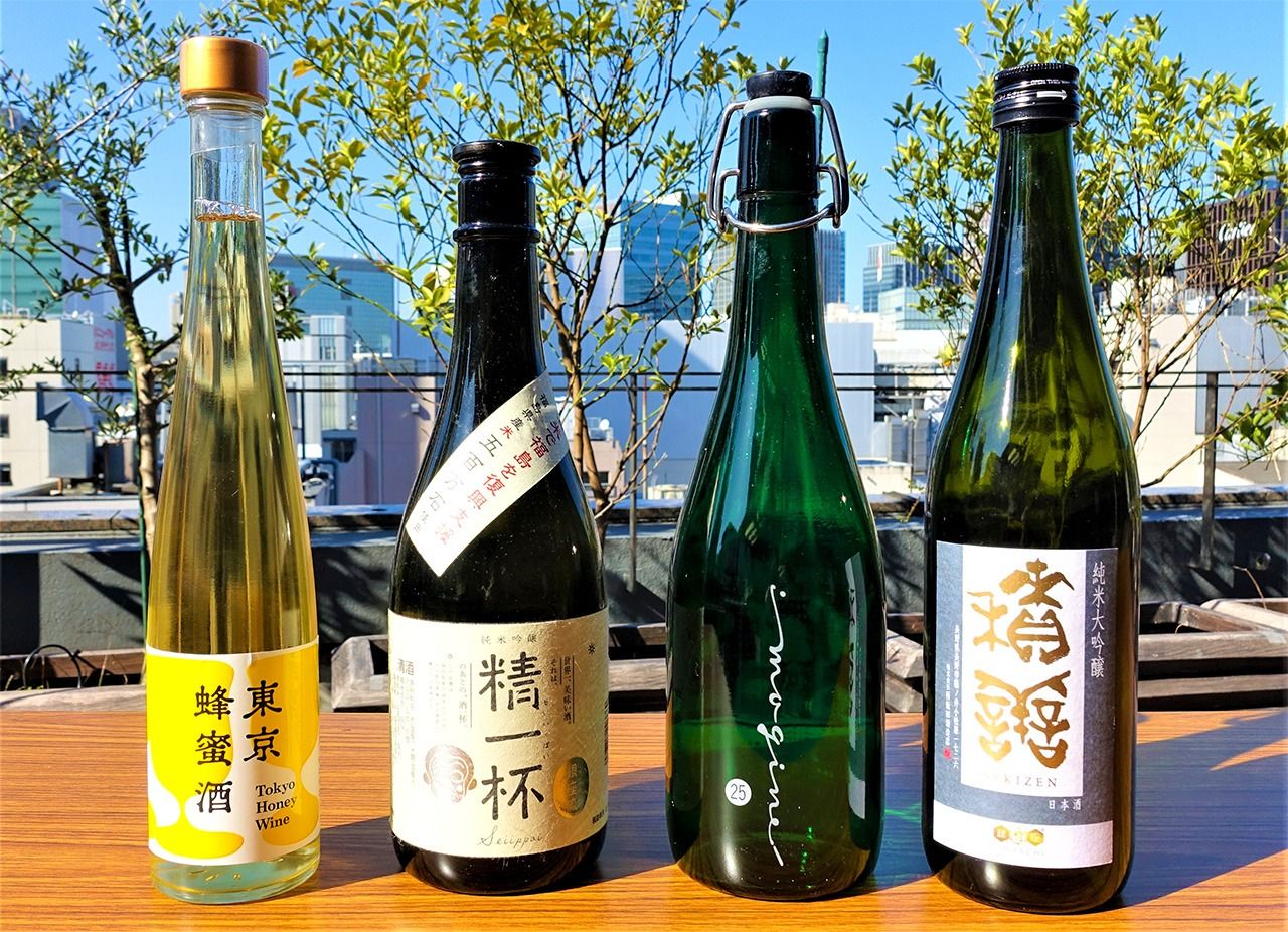 Différents alcools produits par Ginpachi. Seiippai (deuxième bouteille à partir de la gauche) et Ginza Imojin (deuxième à partir de la droite), un shôchû produit à partir de patate douce distillée.
