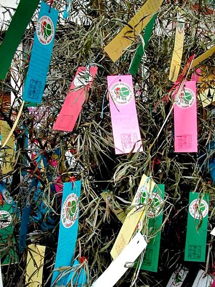À l’occasion de la fête des étoiles du Bouvier et de la Tisserande (Tanabata) célébrée le 7 juillet, les habitants du district de la Liberdade installent de longues cannes de bambous dans les rues, comme au Japon. Ils les décorent avec entre autres des languettes de papier décoré (tanzaku) sur lesquelles ils ont au préalable calligraphié un vœu ou un court poème.