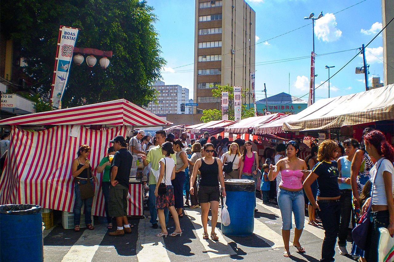 En fin de semaine, la place de la Liberdade de São Paulo devient particulièrement animée. Elle accueille en effet un « marché oriental » très fréquenté.