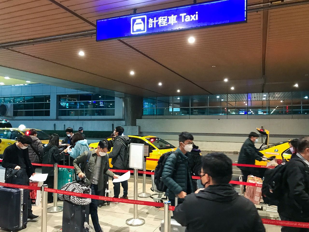 De longues files d’attente se déploient devant les taxis spécialement affrétés pour tout nouvel arrivant à Taïwan. Depuis avril 2020, c’est le seul moyen de transport autorisé pour toutes les personnes arrivant de l'étranger