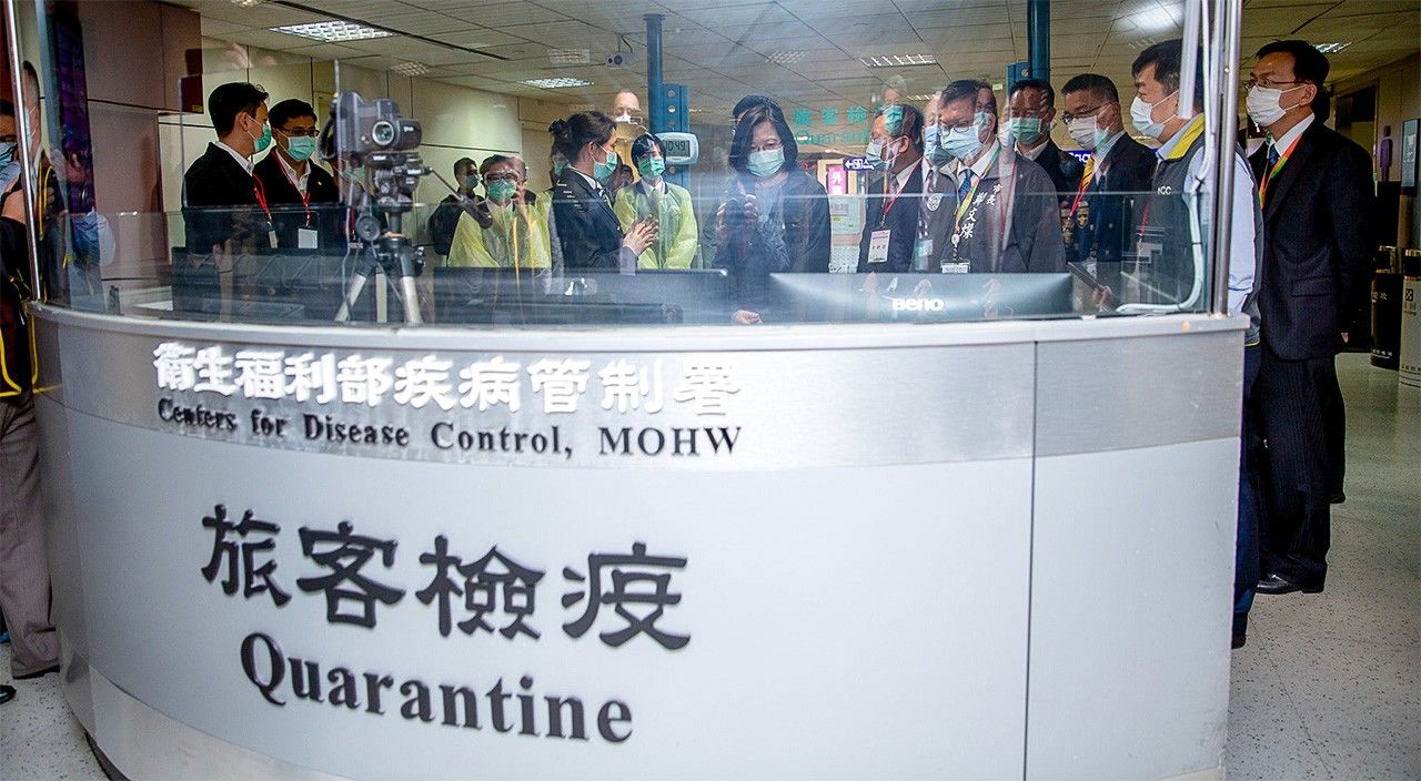 Tsai Ing-wen, la présidente taïwanaise, inspecte la zone de quarantaine de l'aéroport international de Taoyuan (7 avril 2020, avec l’aimable autorisation du bureau présidentiel de Taïwan).