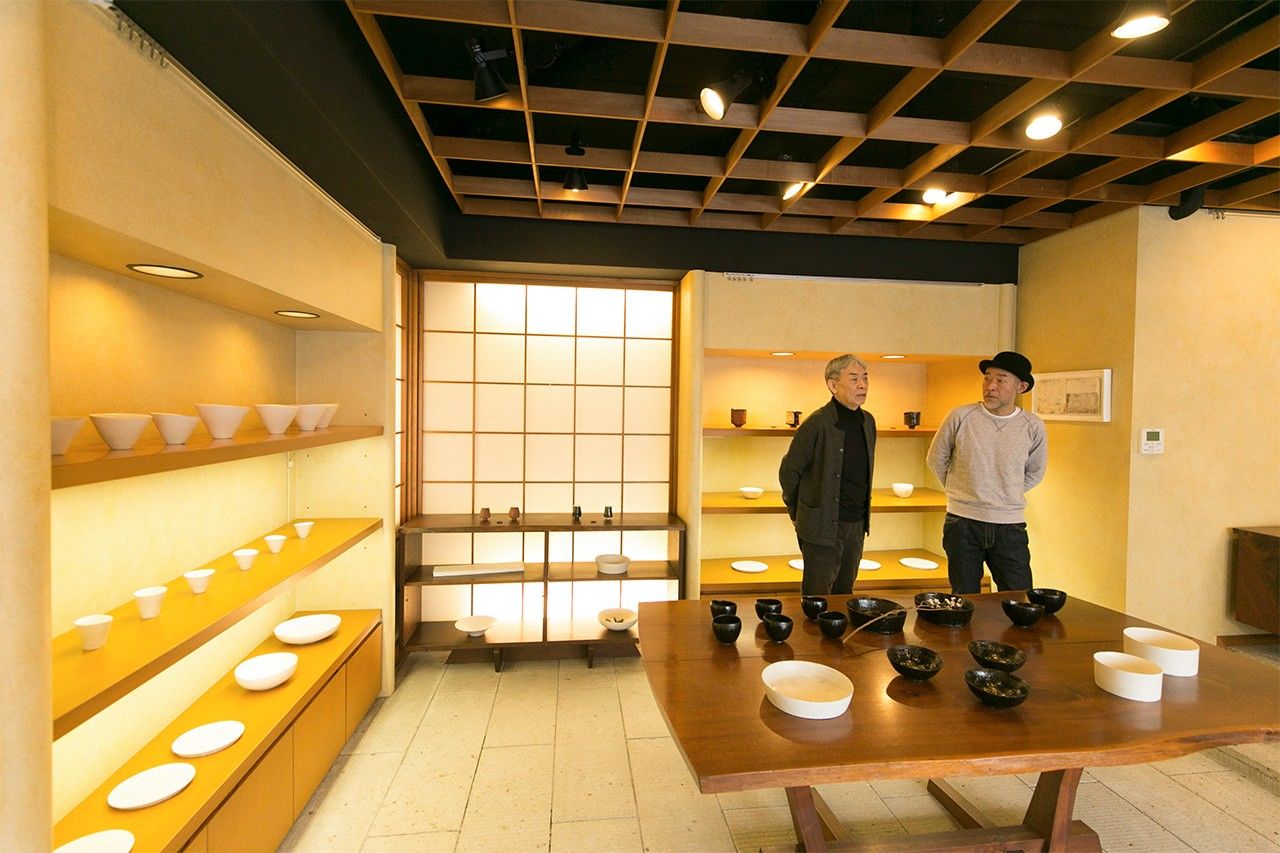 Hirose Ichirô (à gauche), propriéraire de la galerie Toukyo, avec le potier Yokoyama Takuya