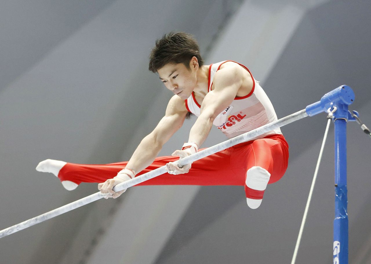Démonstration à la barre fixe lors des Championnats du Japon par catégorie, en juin 2021, pour sa qualification aux Jeux Olympiques de Tokyo (Jiji).