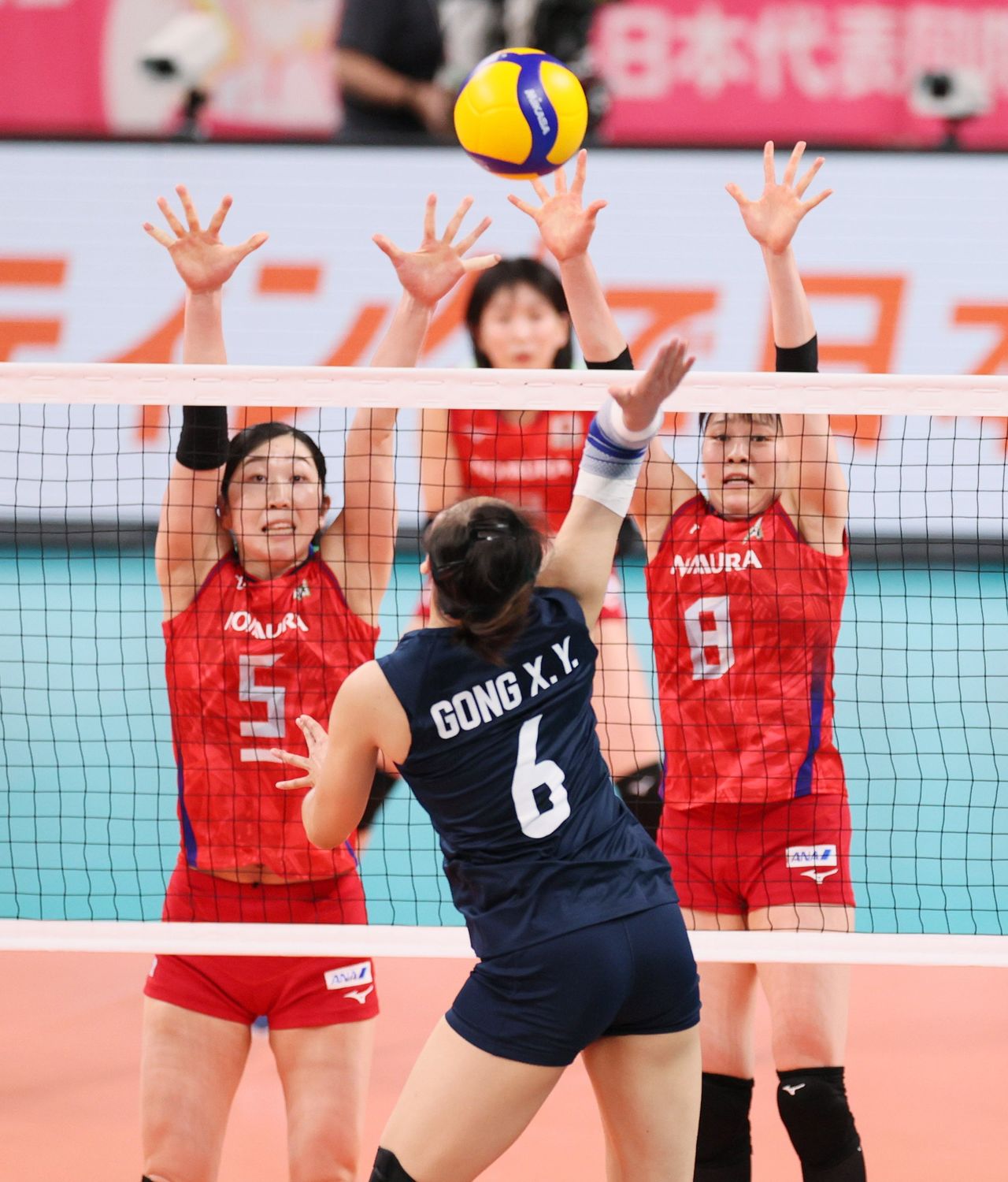 Araki Erika tire parti de sa taille : 1,86 mètre pour assurer un bloc de haute précision, une arme indispensable à l’équipe japonaise. Le 1er mai 2021 lors d’un match contre la Chine (Jiji Press)